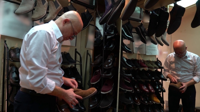 Büyük ayakkabılara büyük emek harcayan usta